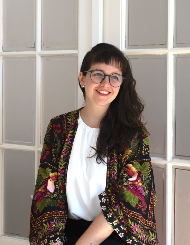Image of Aline Thomé smiling and looking to the right