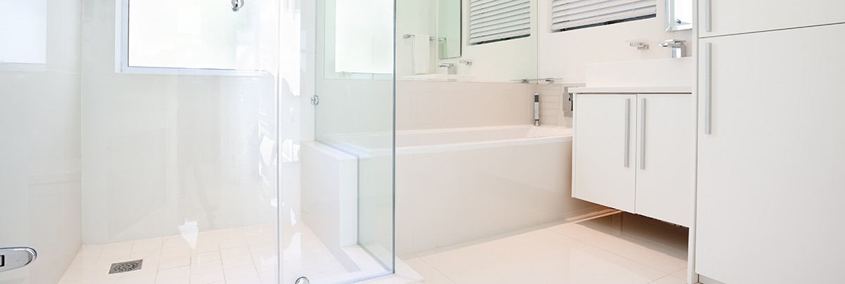 A white finishes bathroom