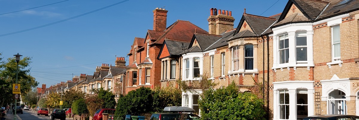 Houses in the UK with plain bay window