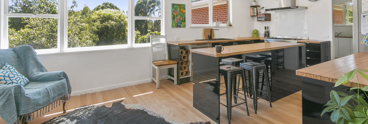Open-plan design black and wood