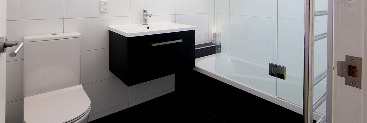 Refresh renovation specialist Saleem Bhikoo completed a full bathroom renovation in Westmere, Auckland.