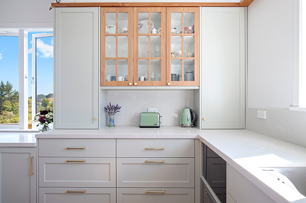 This farmhouse's kitchen underwent a complete renovation, transforming it into a contemporary and idyllic space.