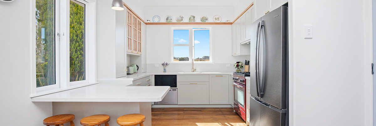 This farmhouse's kitchen underwent a complete renovation, transforming it into a contemporary and idyllic space.