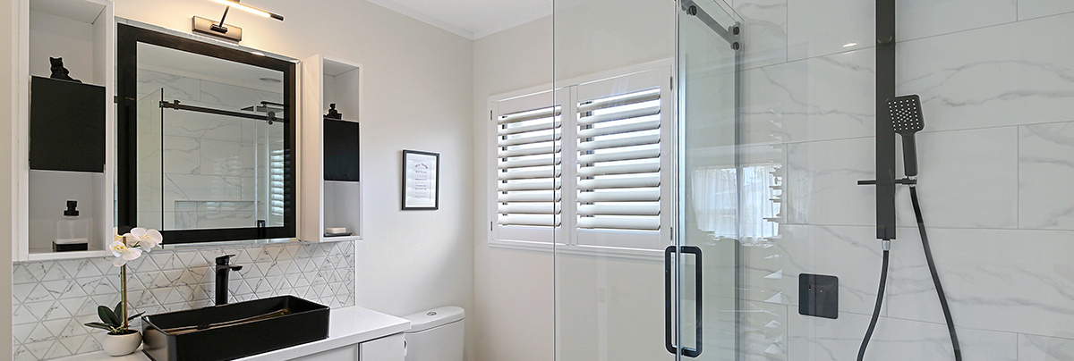 This new bathroom is a fine example of beauty. With a striking black and white colour palette, the bathroom boasts a bespoke design.