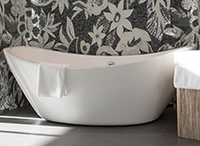 Freestanding, white spazioCasa gravy boat style bath