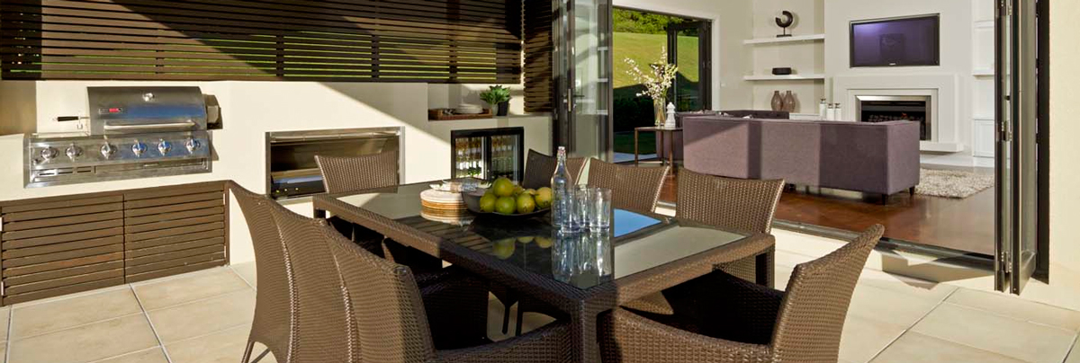 Outdoor all-weather wicker dinning table and chairs