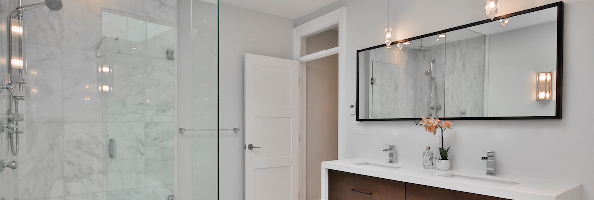 Small bathroom idea, dark floor light walls and metro tiles