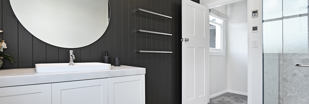 Bathroom with round mirror