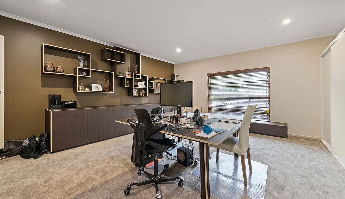 Garage converted into a desk