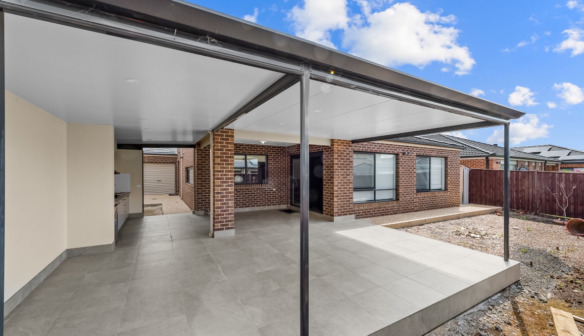 Exterior garage to outdoor space