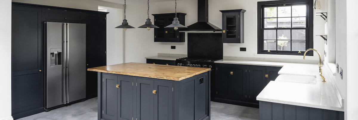Farmhouse kitchen with bold contrasts and a kitchen island
