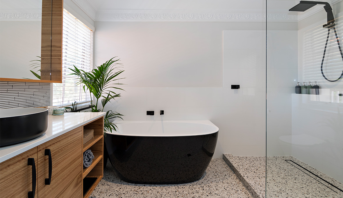 Free-standing black bath tub