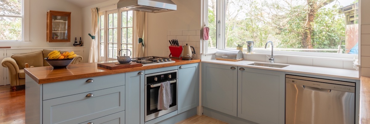Blue kitchen with indented drawers