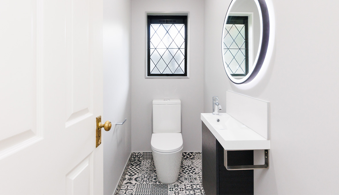 Tiolet with patterned tiling