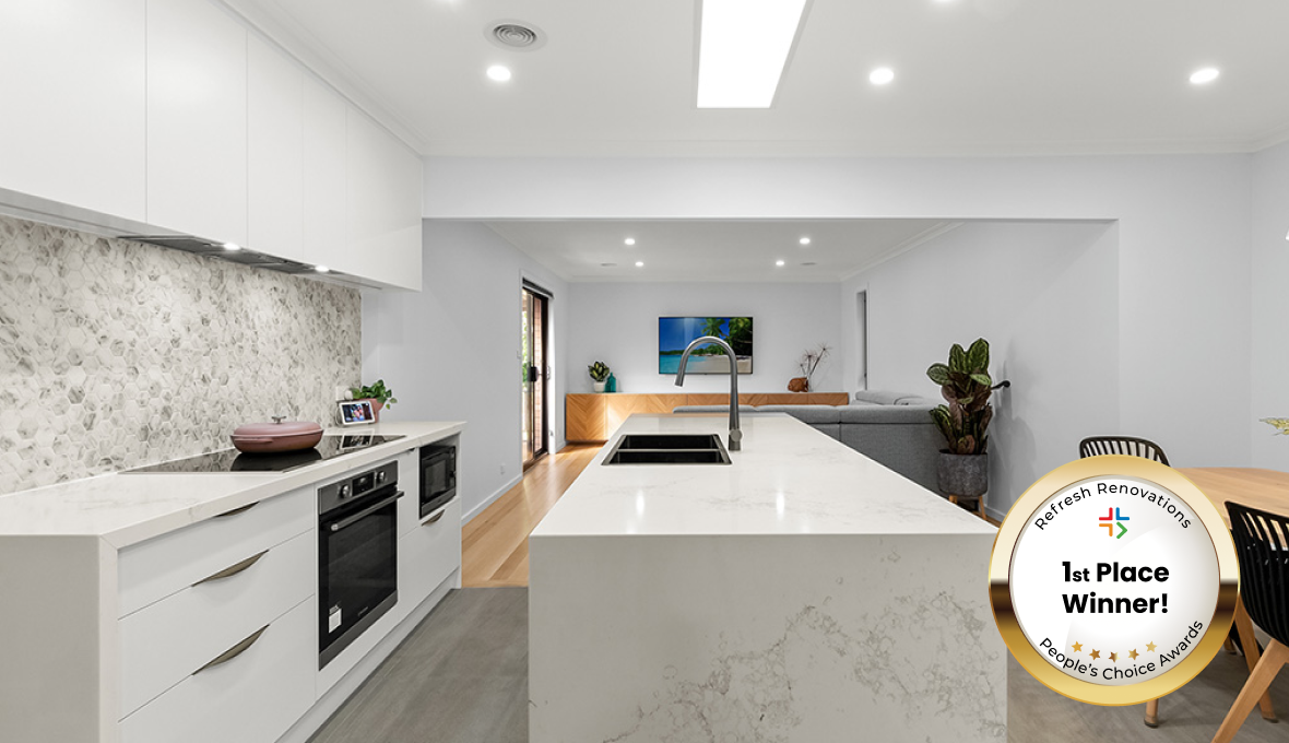 Open-plan kitchen with marble splashback 