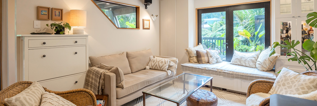 bungalow style lounge area with window seat