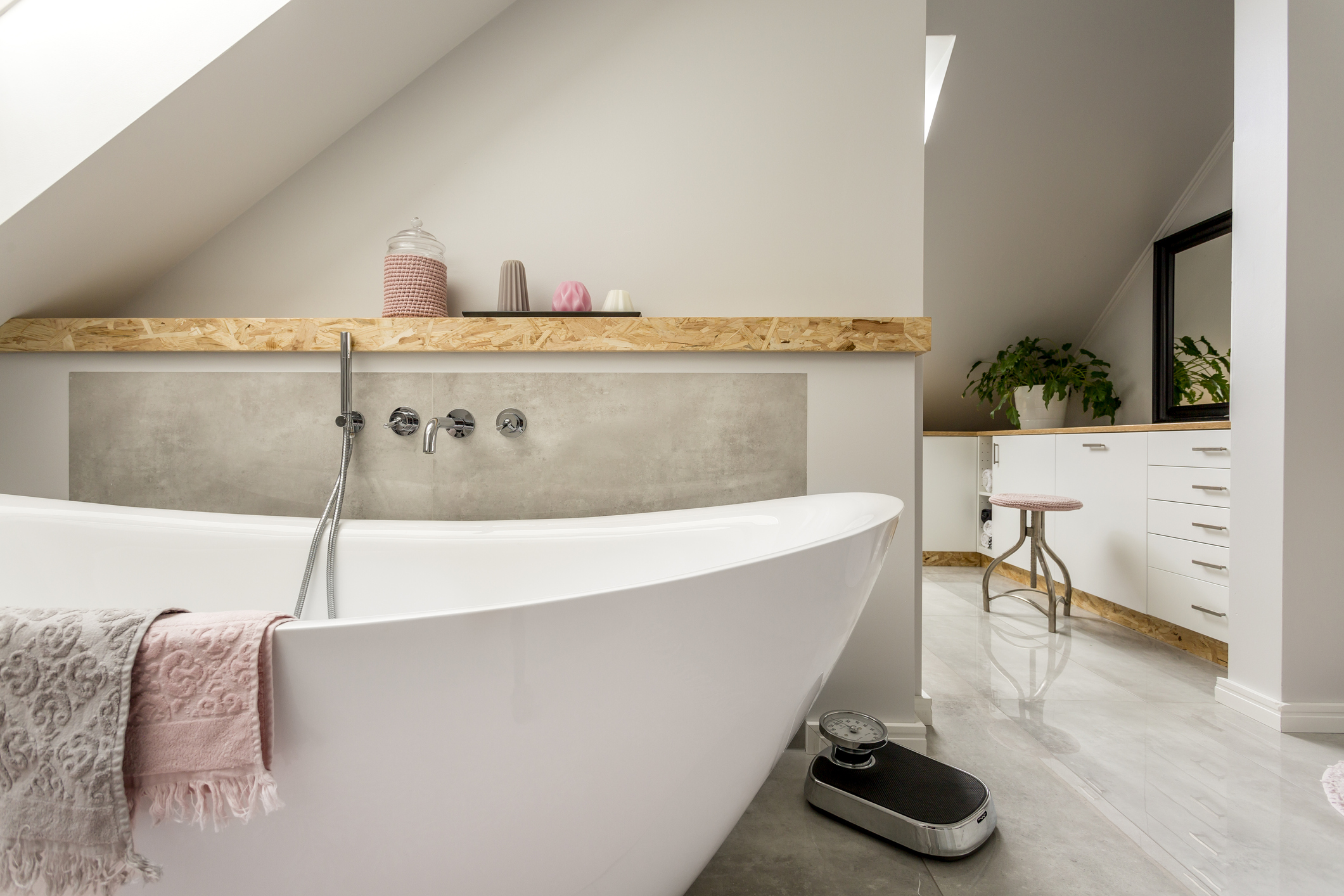 Freestanding bathtub