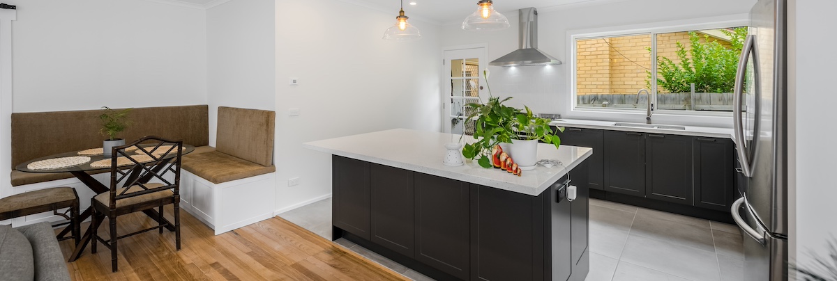 Kitchen with black and white palette