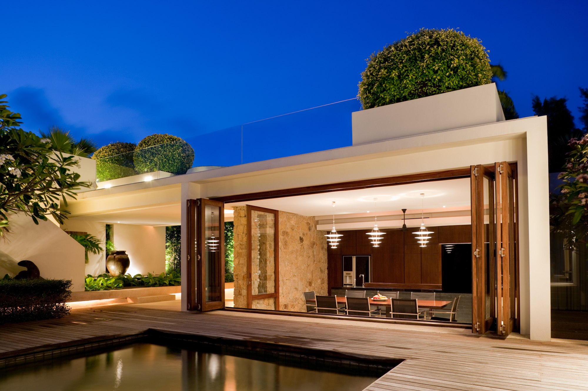 Indoor outdoor flow between kitchen and poolscape