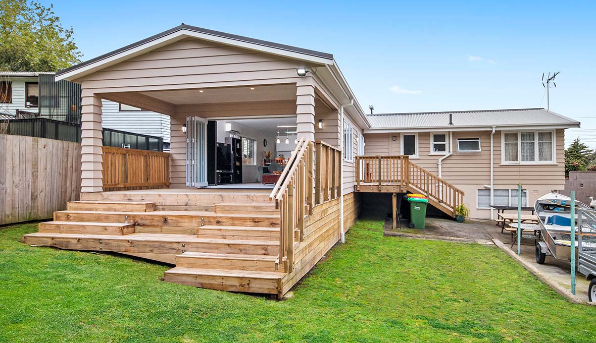 Bungalow with deck extension