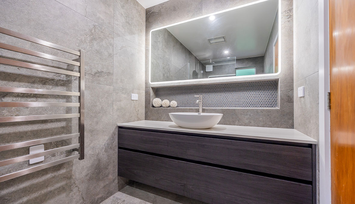 Freestanding bathtub