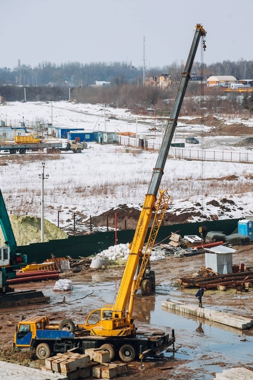 Single crane lifting in snow