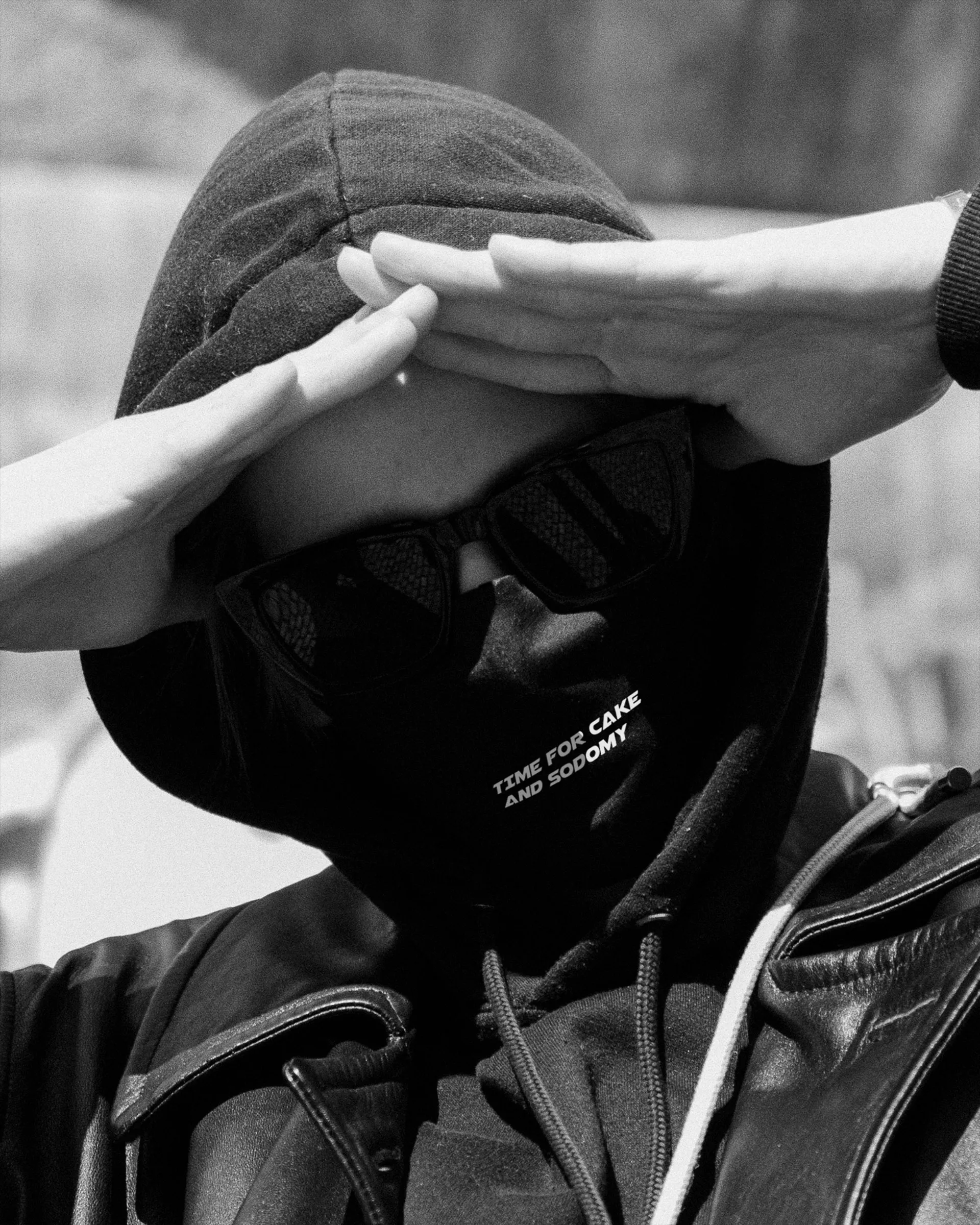 Foto einer Person mit Mund-Nasen-Schutz aus Stoff mit Aufschrift "TIME FOR CAKE AND SODOMY".
