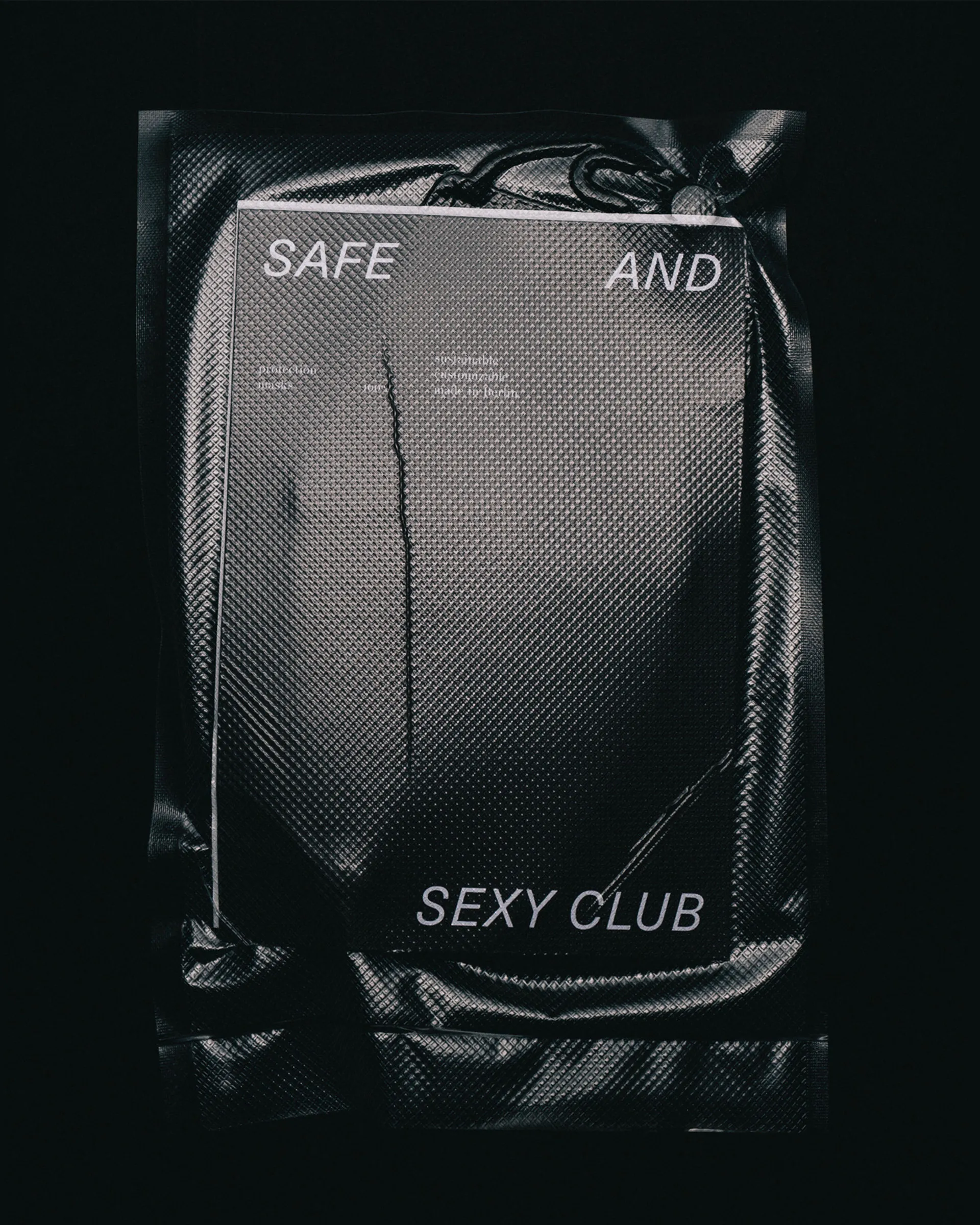 Foto einer eingeschweißten Produktkarte im Corporate Design der Marke Safe and Sexy Club.