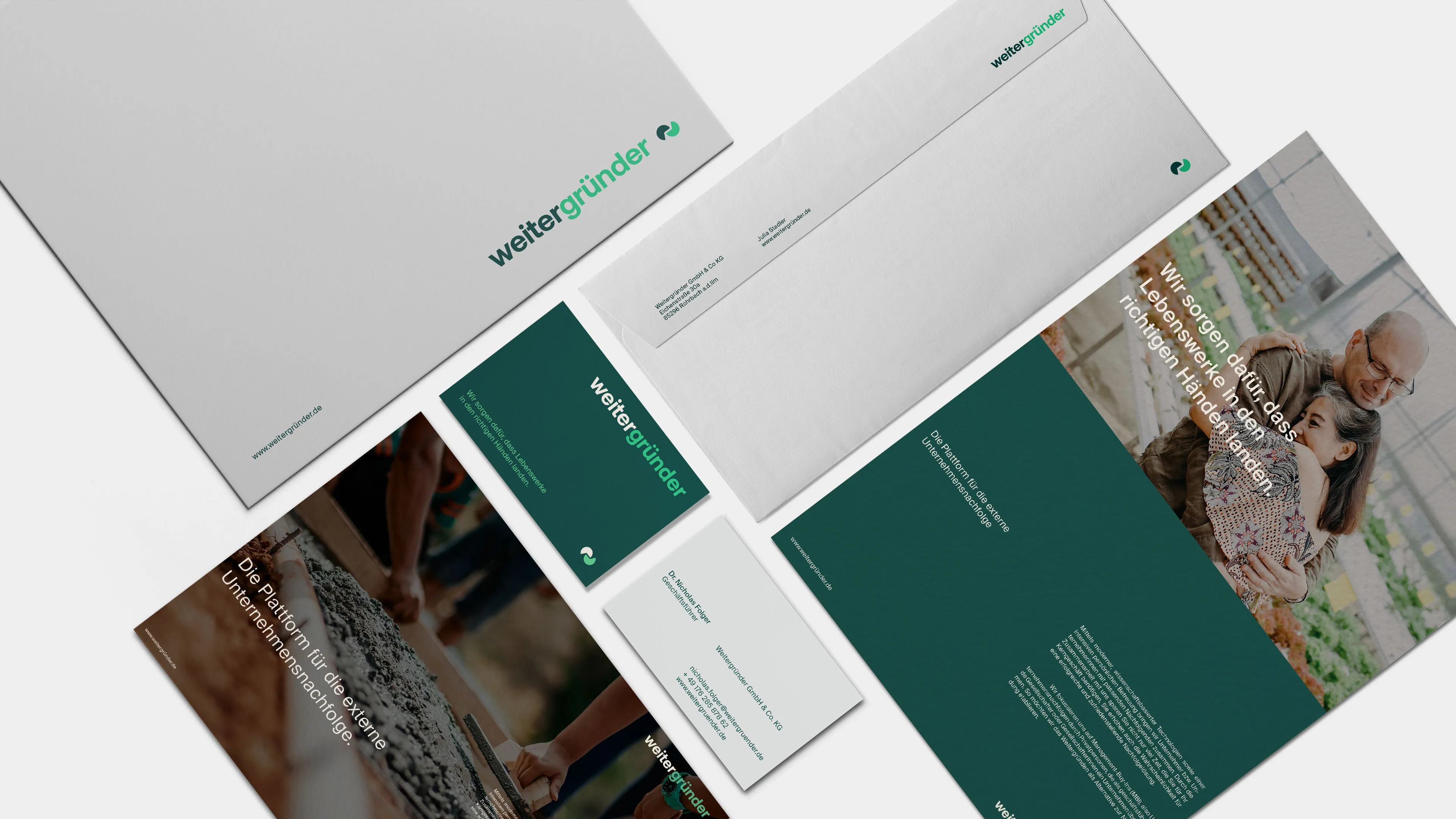 Mockup verschiedener Geschäftspapiere (Visitenkarte, Broschüre, Briefumschlag, Dokumentenmappe) im Corporate Design von Weitergründer.