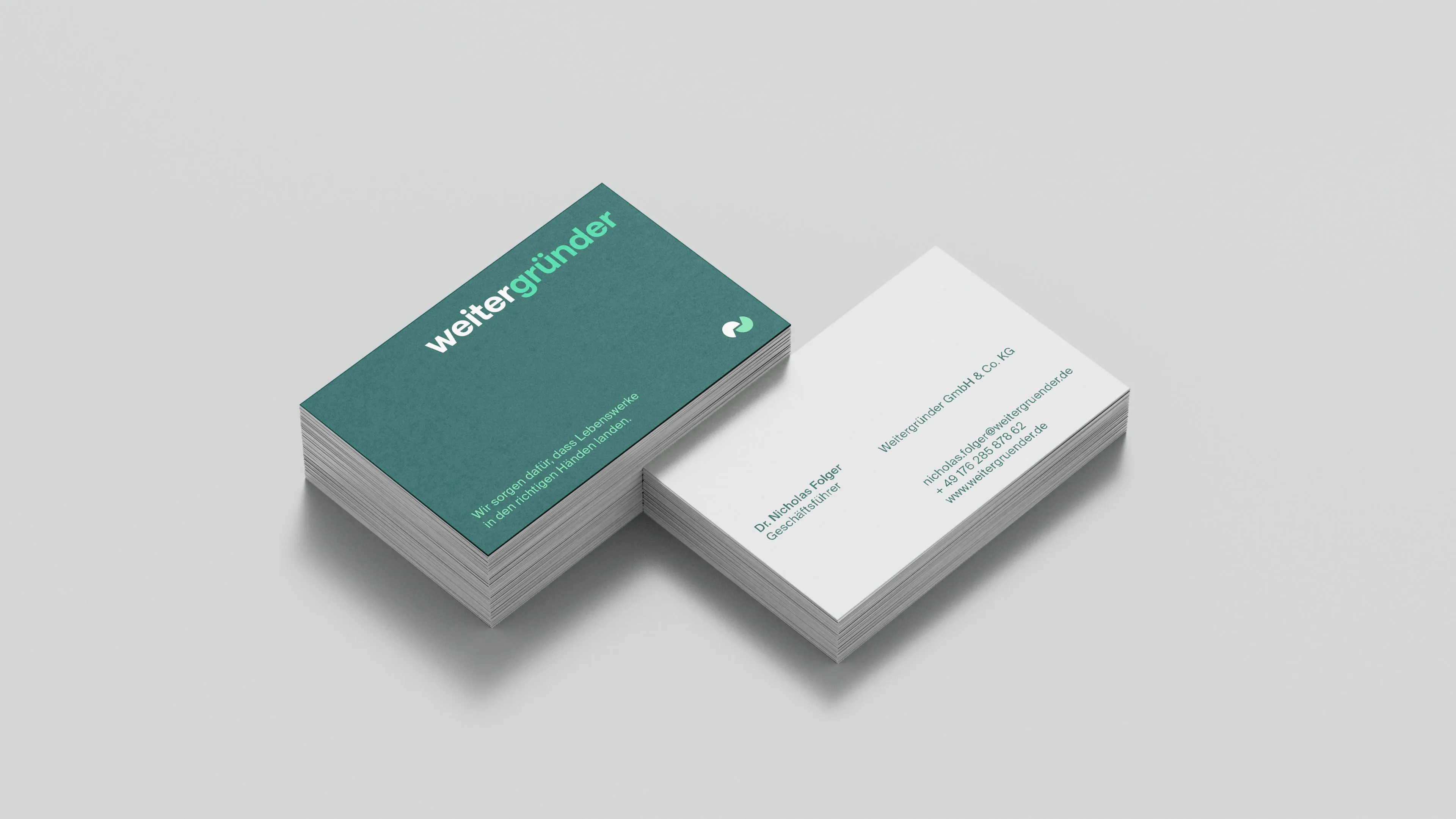Mockup einer Visitenkarte (Vorder- und Rückseite) im Corporate Design von Weitergründer.