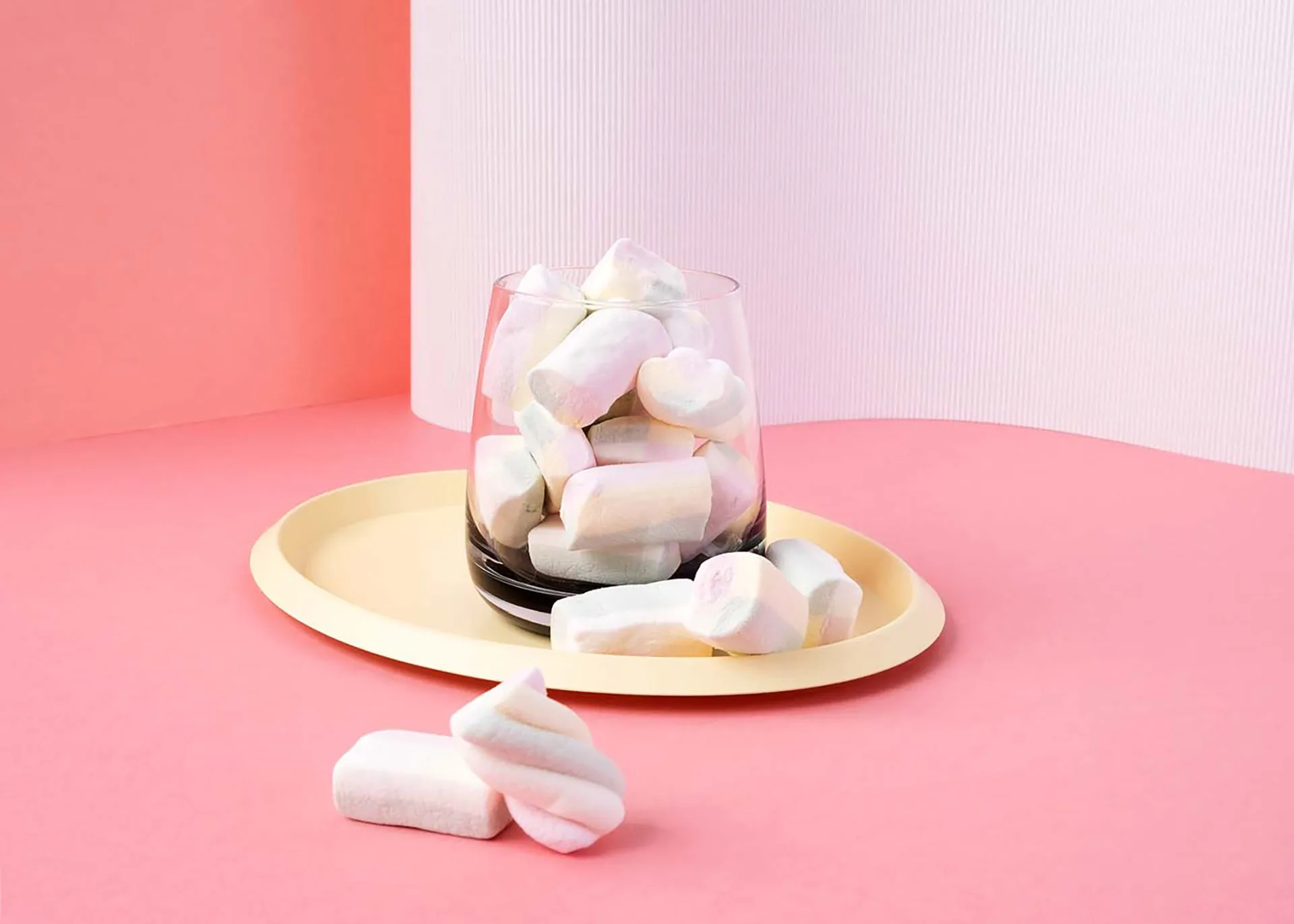 Foto eines mit Süißgkeiten von Miralina's Halal Sweets gefülltem Glas.