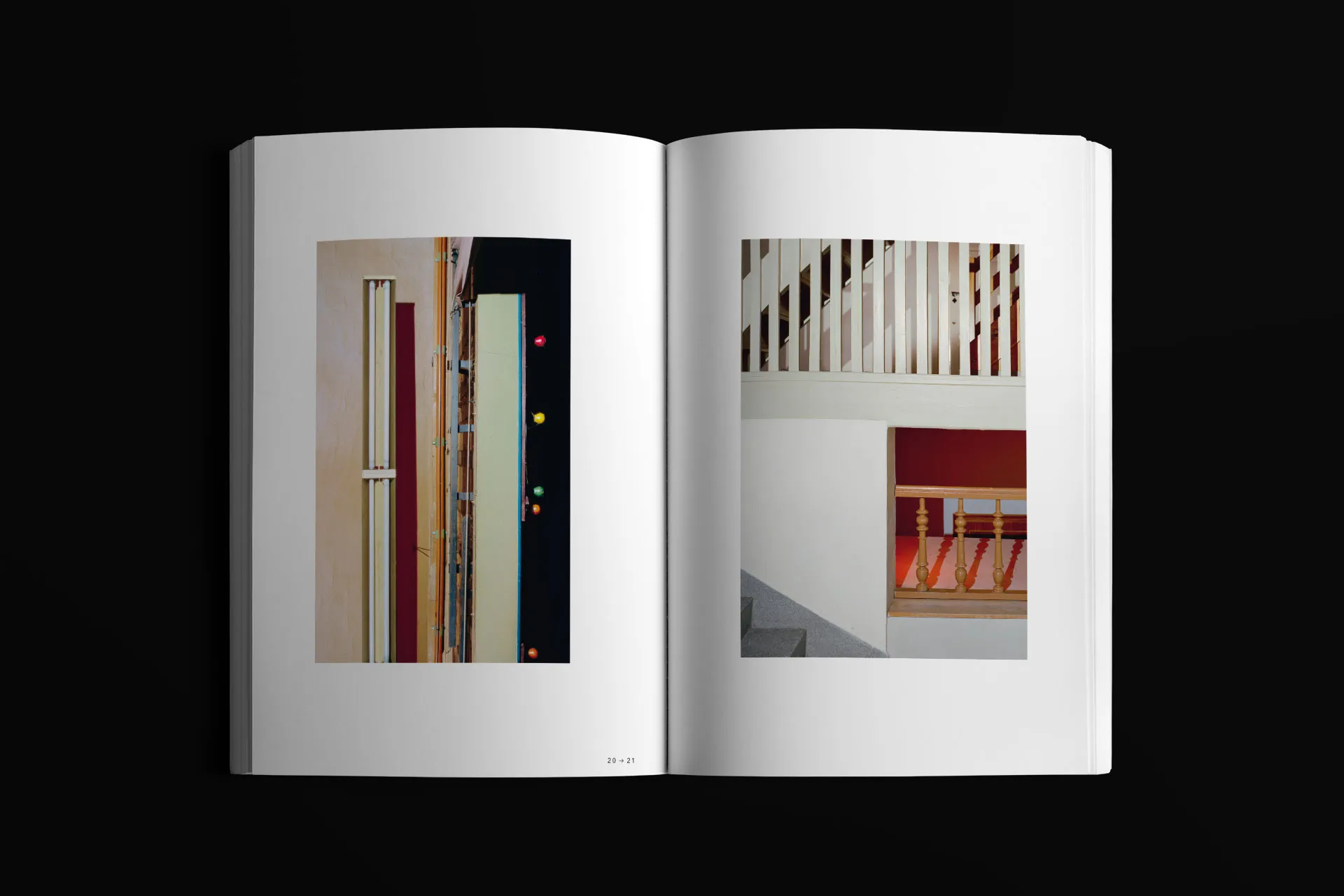 Mockup des aufgeschlagenen Magazins für die Ausstellung "the space beyond" des CCNY, links ein Foto einer Zimmerdecke, rechts ein Foto eines Treppenaufgangs.