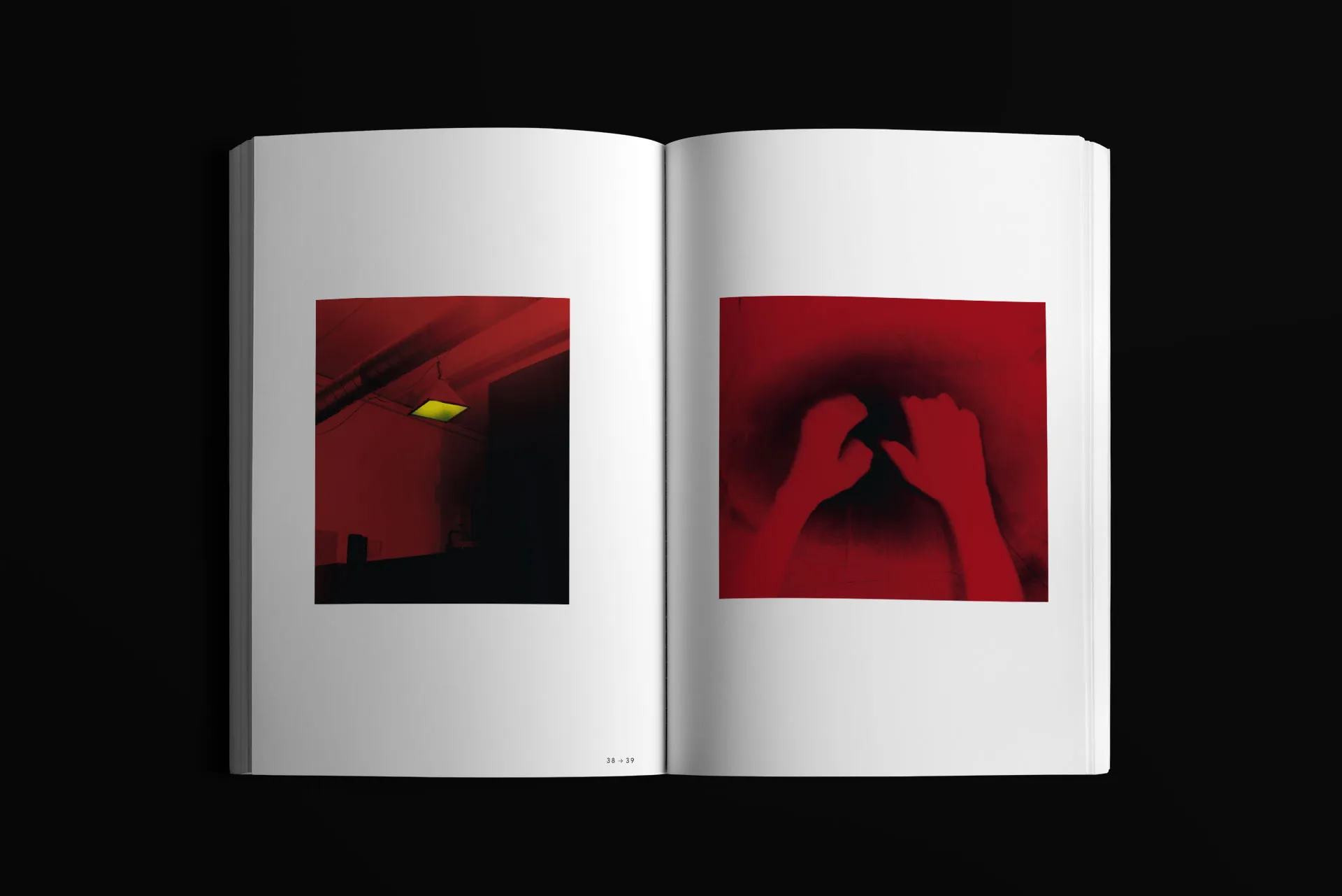 Mockup des aufgeschlagenen Magazins für die Ausstellung "the space beyond" des CCNY, links ein Foto einer Lampe, rechts ein Foto mit zwei Händen.