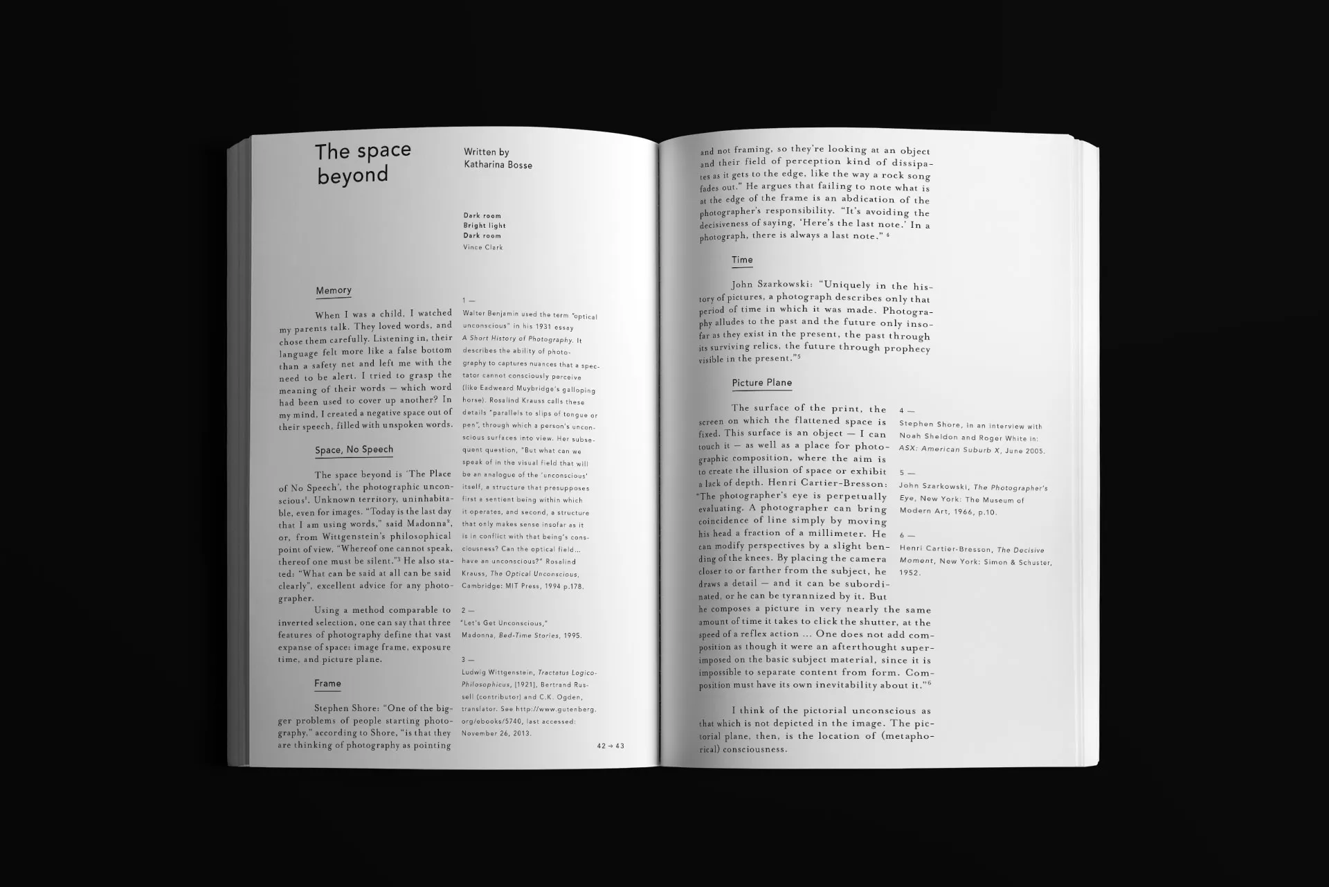 Mockup des aufgeschlagenen Magazins für die Ausstellung "the space beyond" des CCNY, keine Bilder, nur Text.