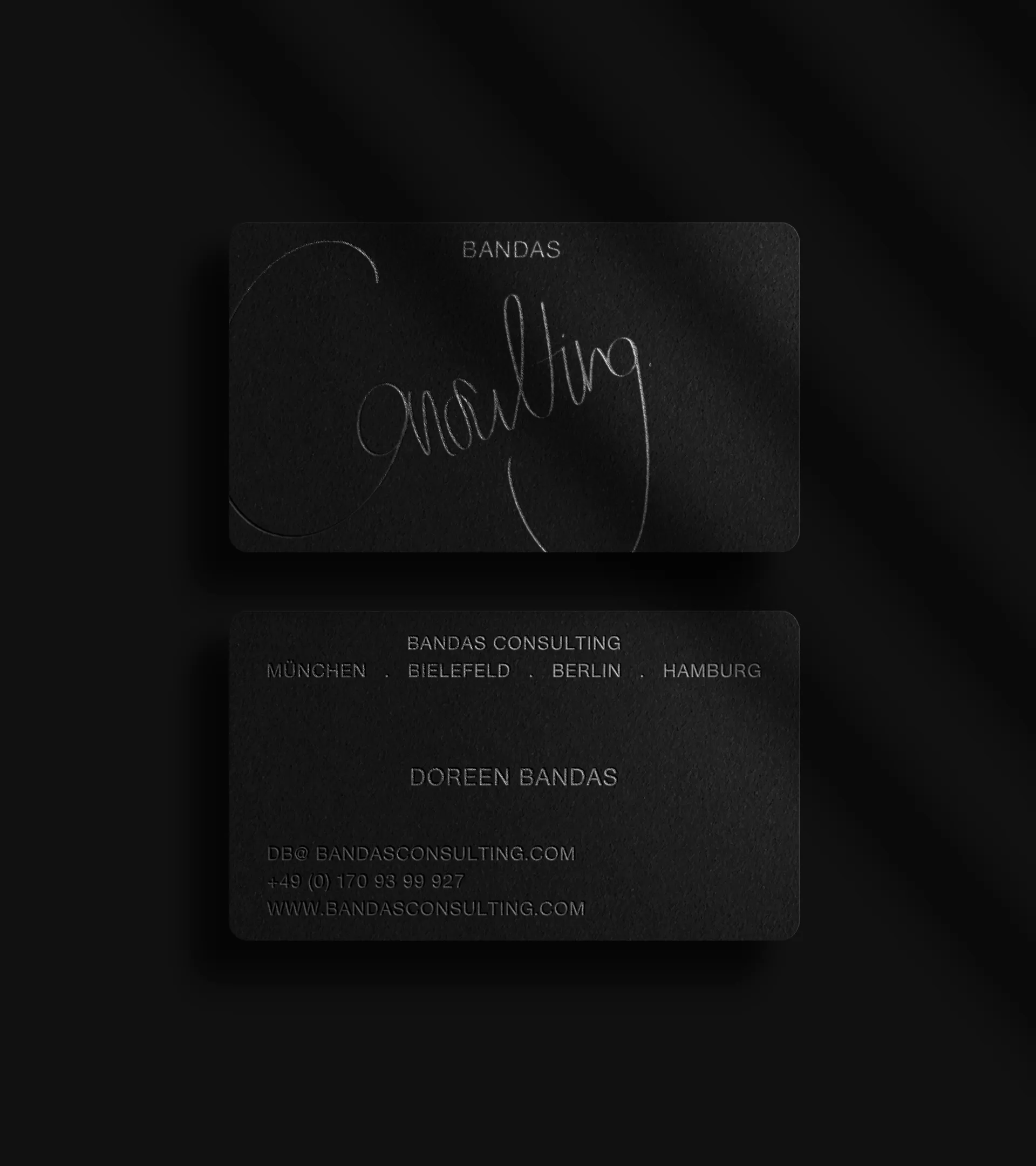 Vorder- und Rückseite der Visitenkarte von Doreen Bandas