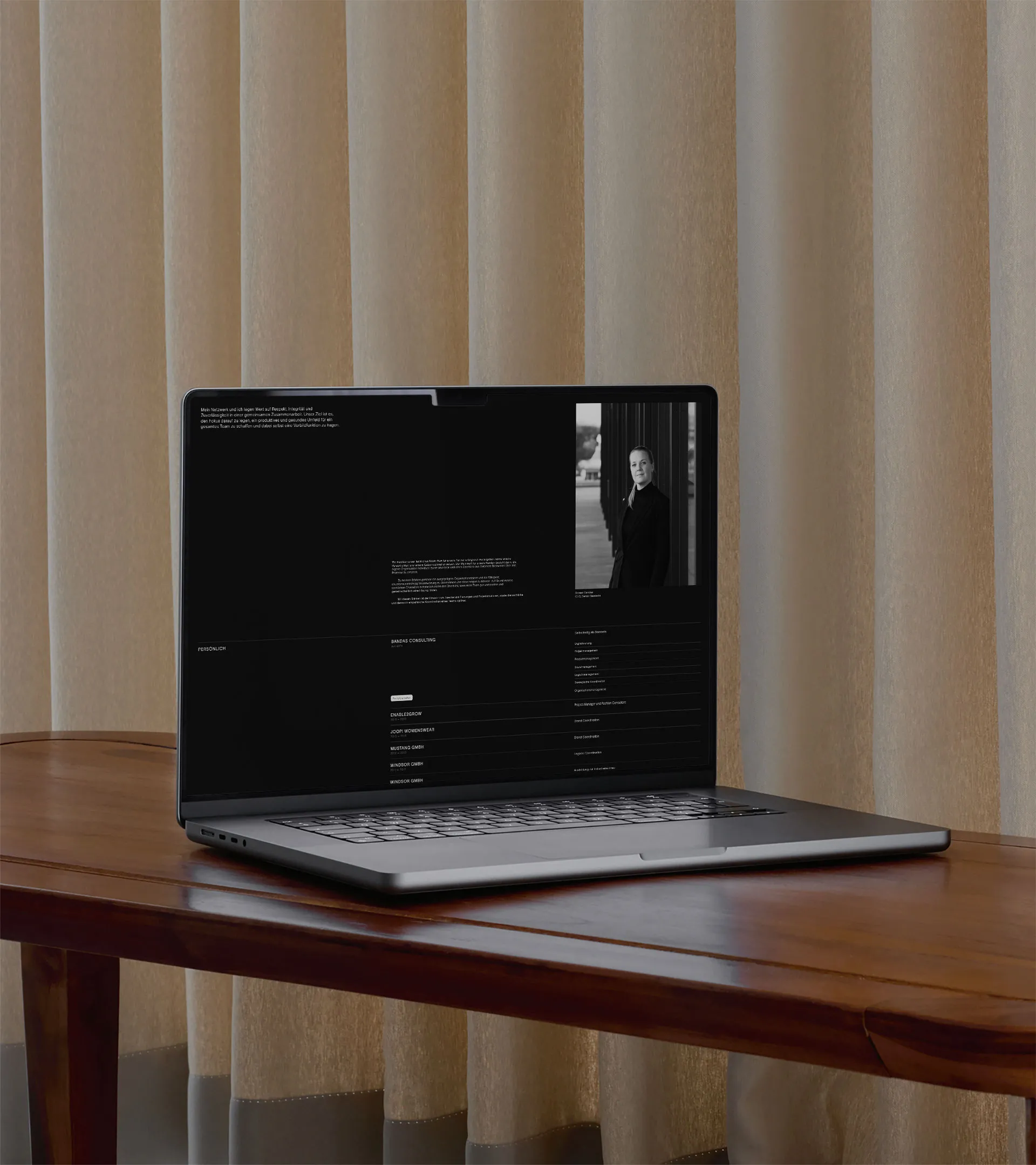 Mockup eines Laptops mit der Webseite von Bandas Consulting