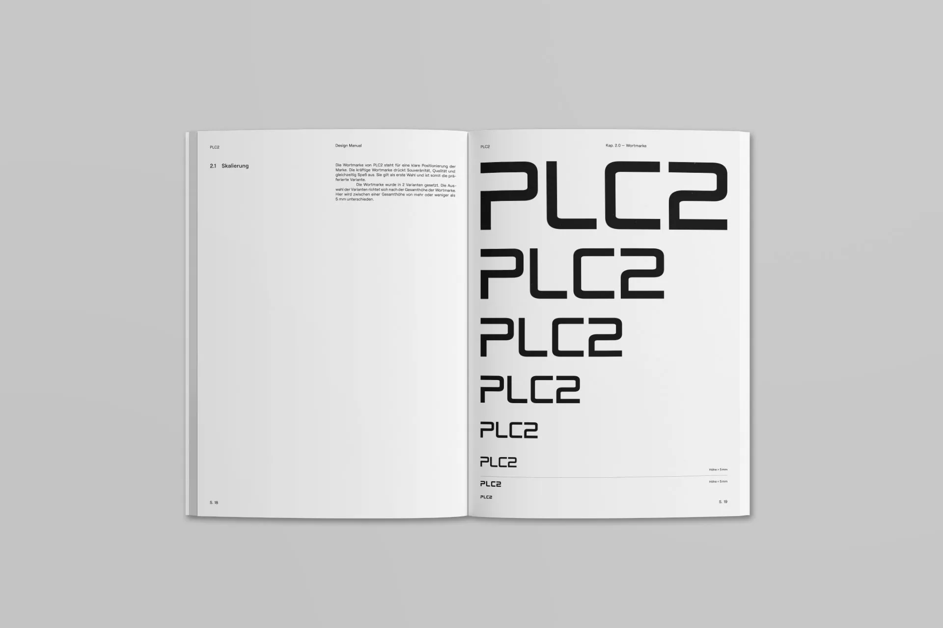 Mockup von Buchseiten mit grafischer Darstellung des Logosystems von PLC2
