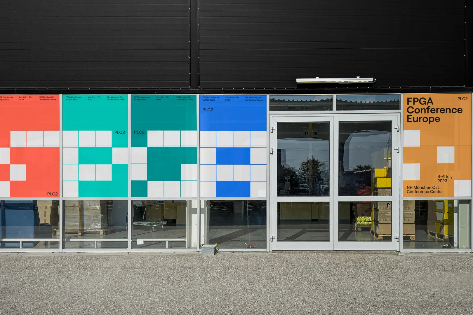 Foto der Büroglasfront von PLC2 mit Folierung im Corporate Design