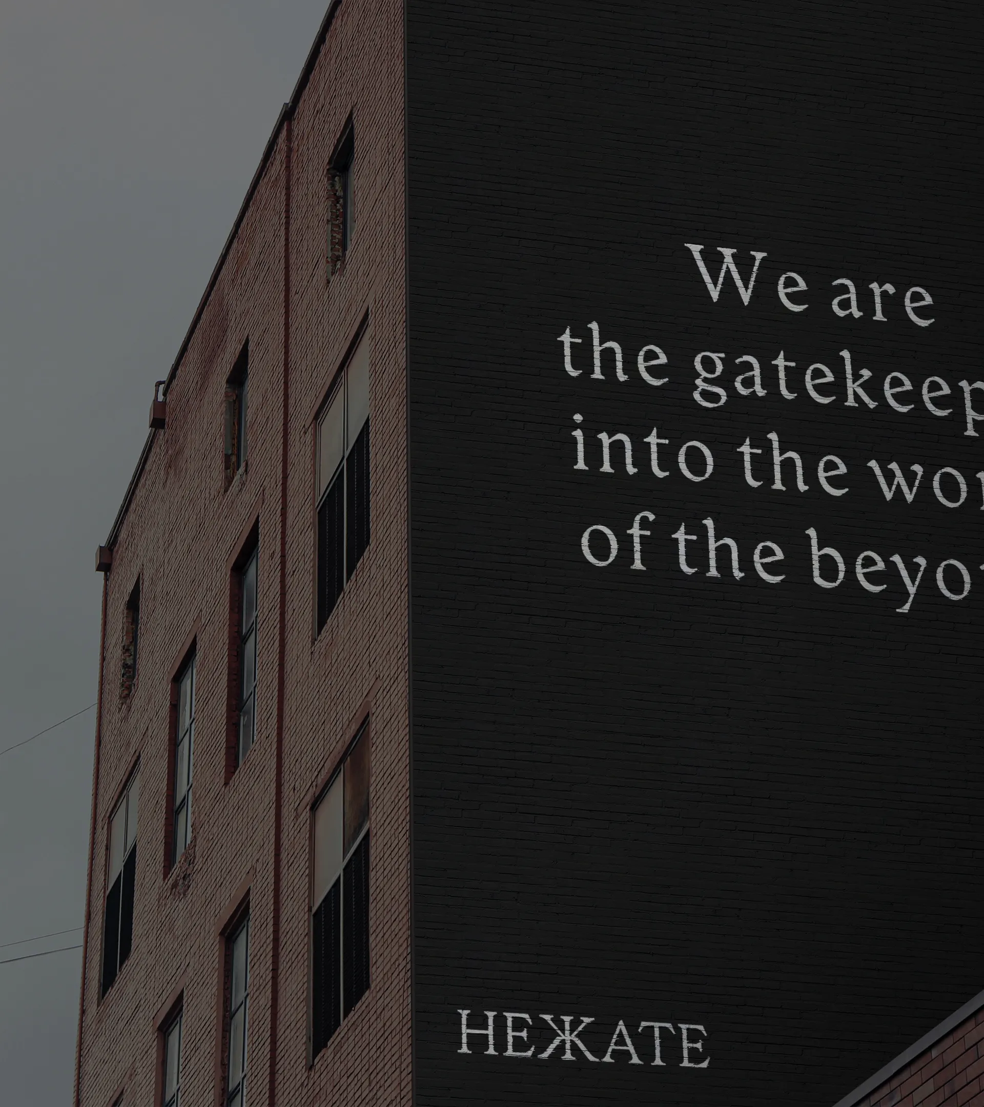 Mockup des Hekate Logos auf einer Hauwand