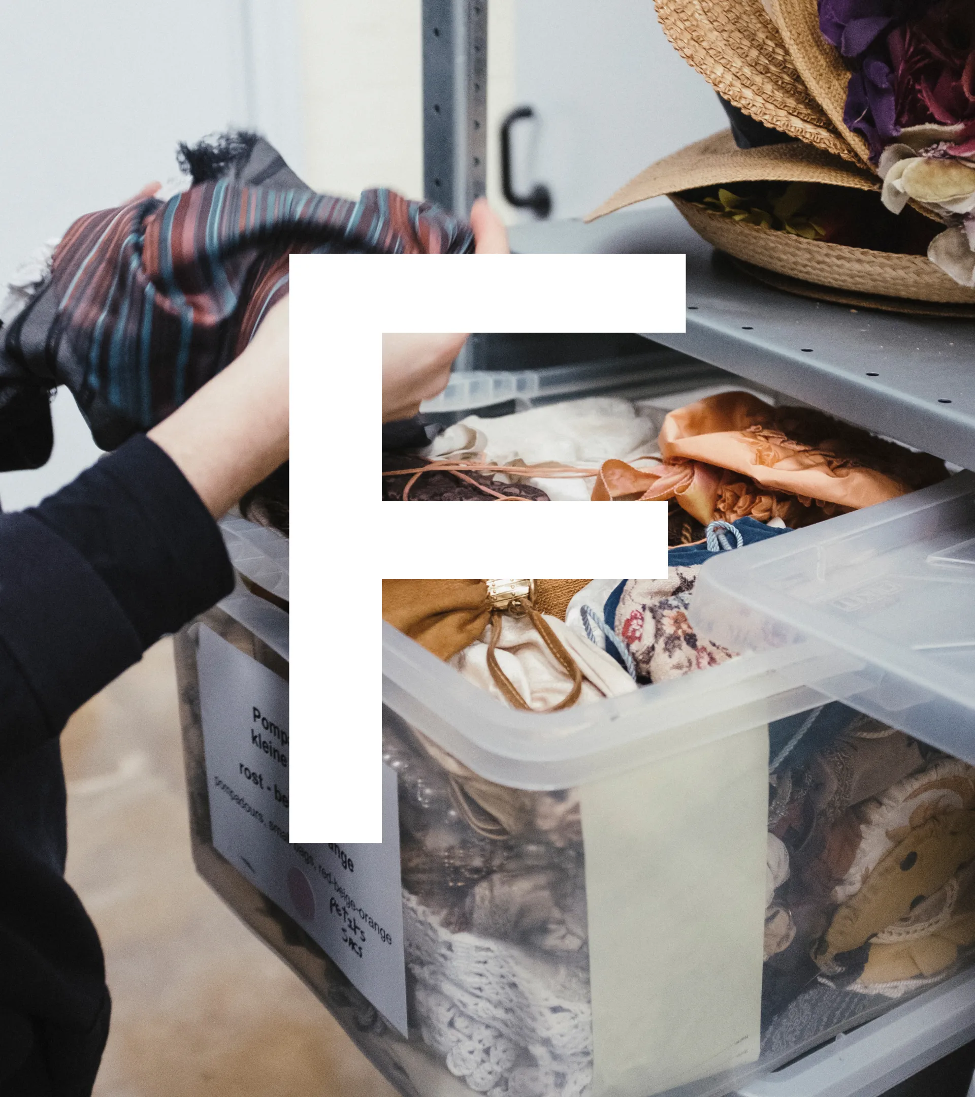 Foto aus dem Requisitenlager von Theaterkunst mit großem F als Beispielanwendung im Webdesign-Styleguide.