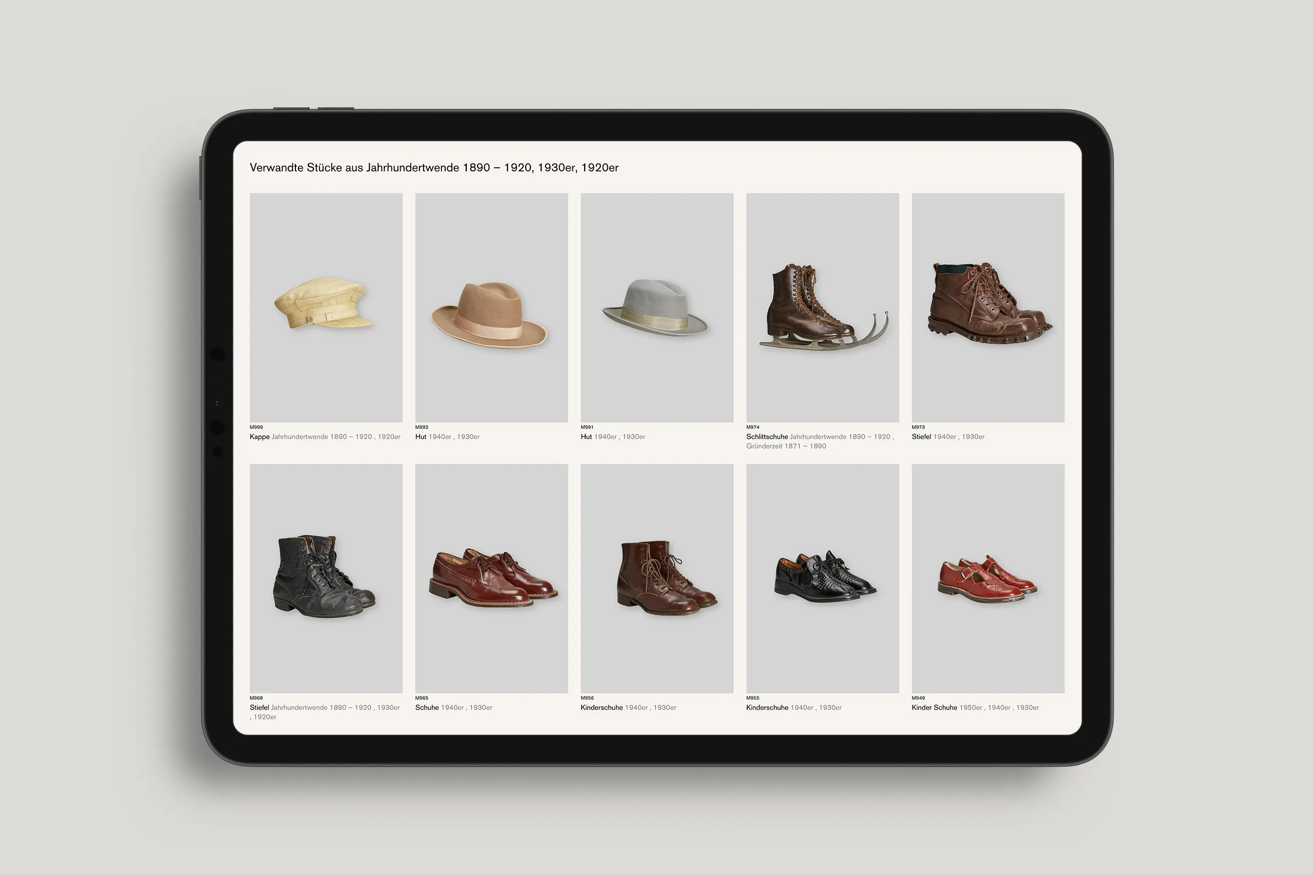 Mockup der Webseite von Theaterkunst im Tablet Format mit Darstellung einzelner Requisiten.