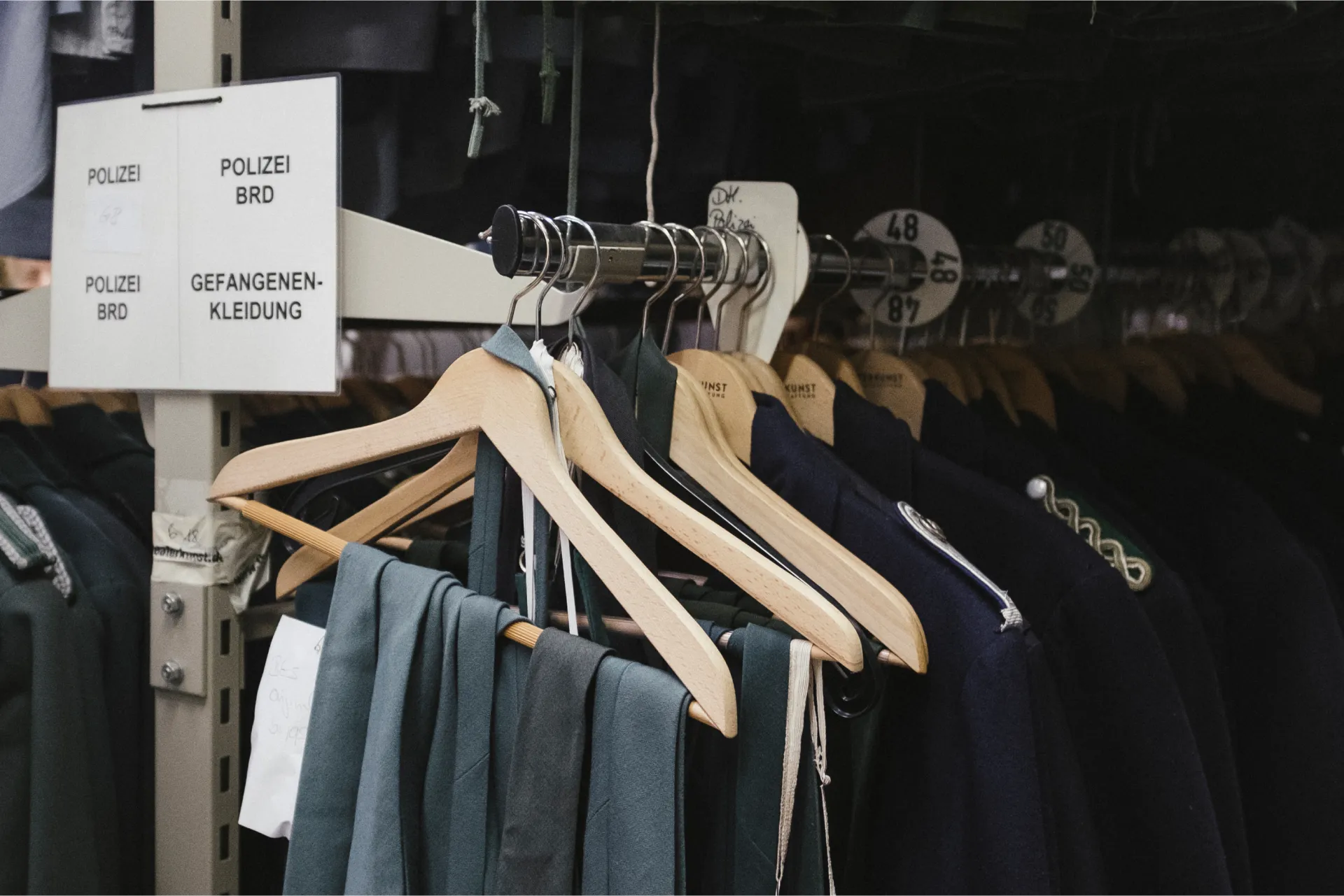 Foto aus dem Lager von Theaterkunst mit verschiedenen Uniformen.