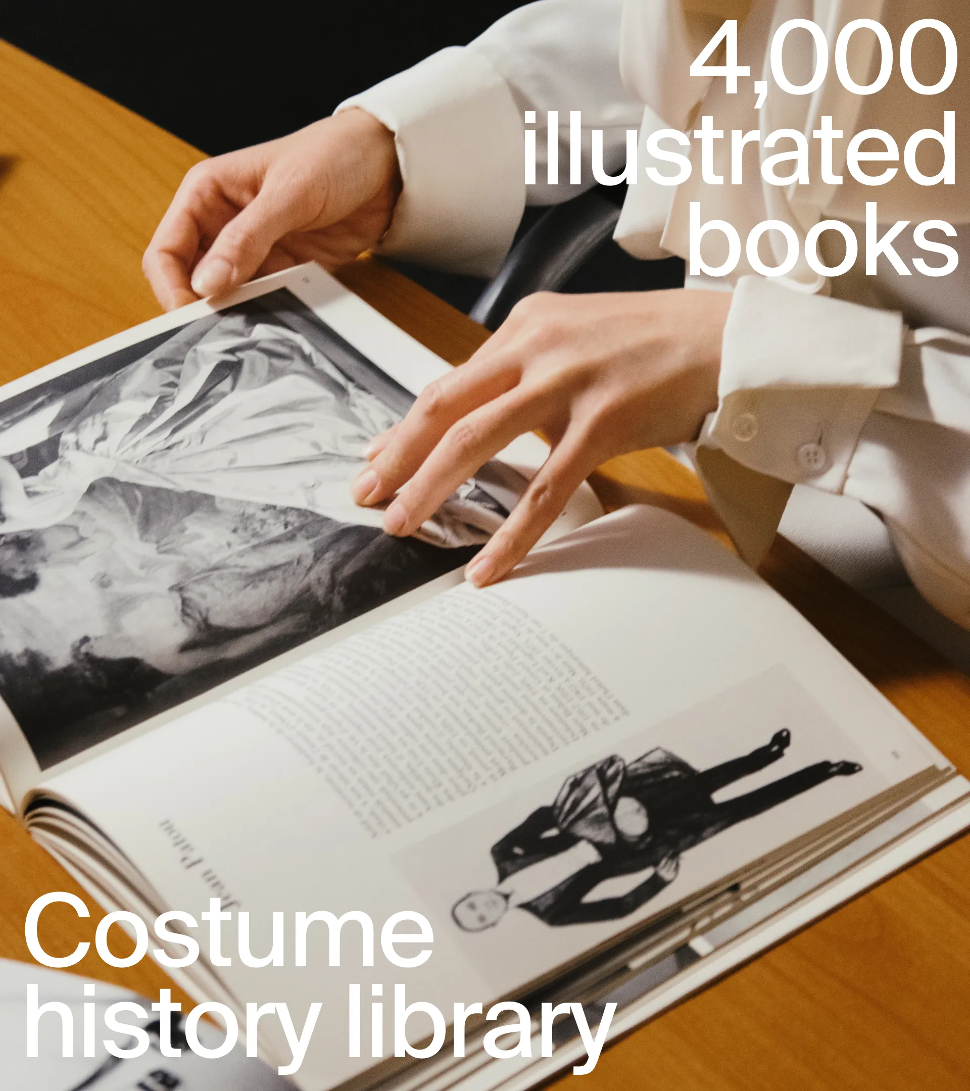 Foto einer Person, die in einem Magazin über historische Kleidung blättert.