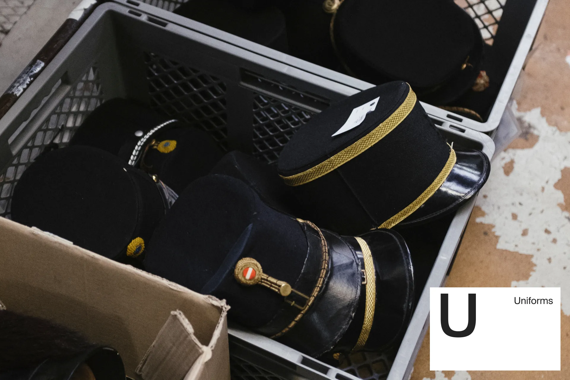 Mockup der Webseite von Theaterkunst im Desktop Format mit Foto von Uniformmützen.