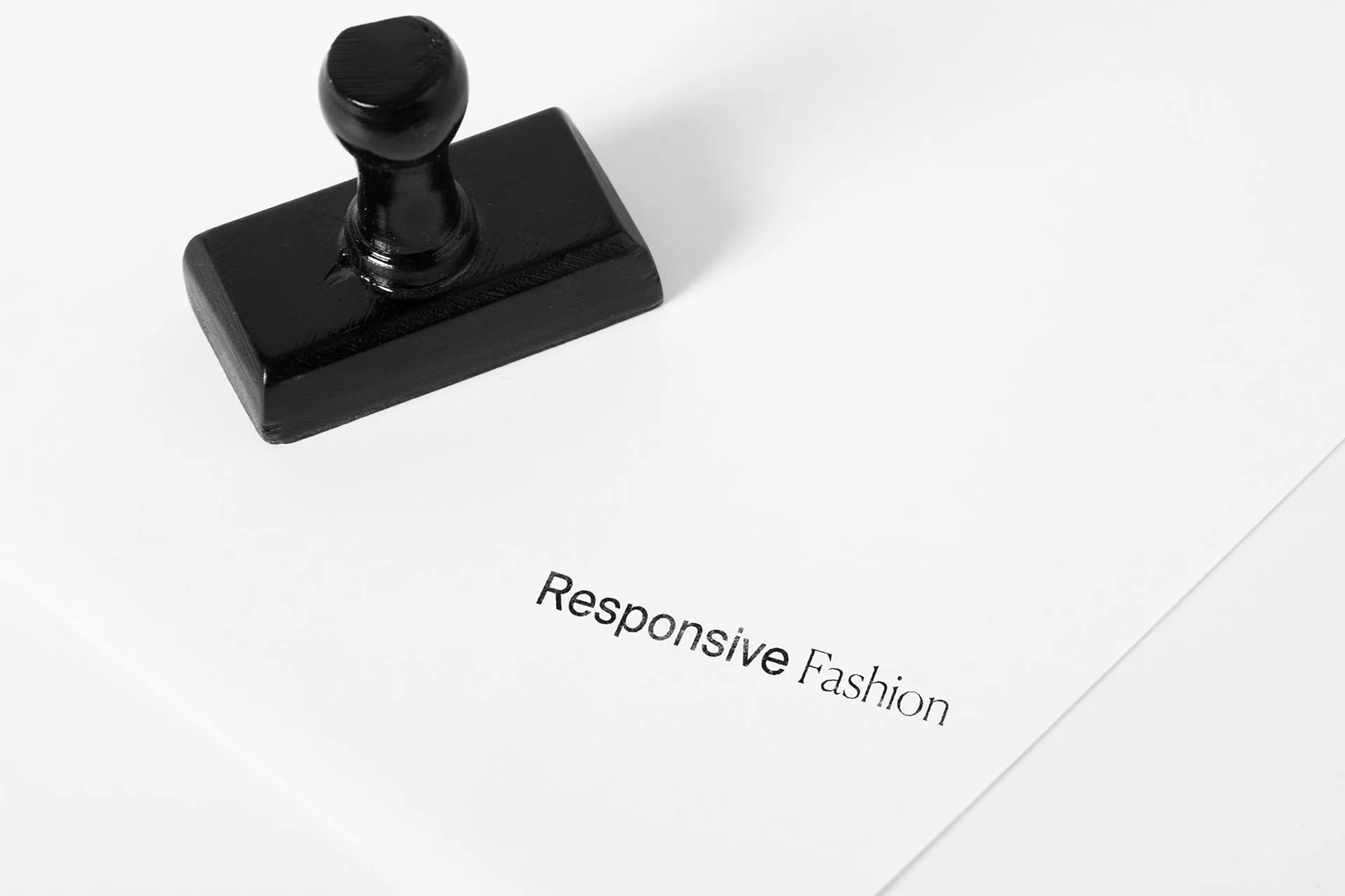 Mockup eines Stempels für das Responsive Fashion Institute.