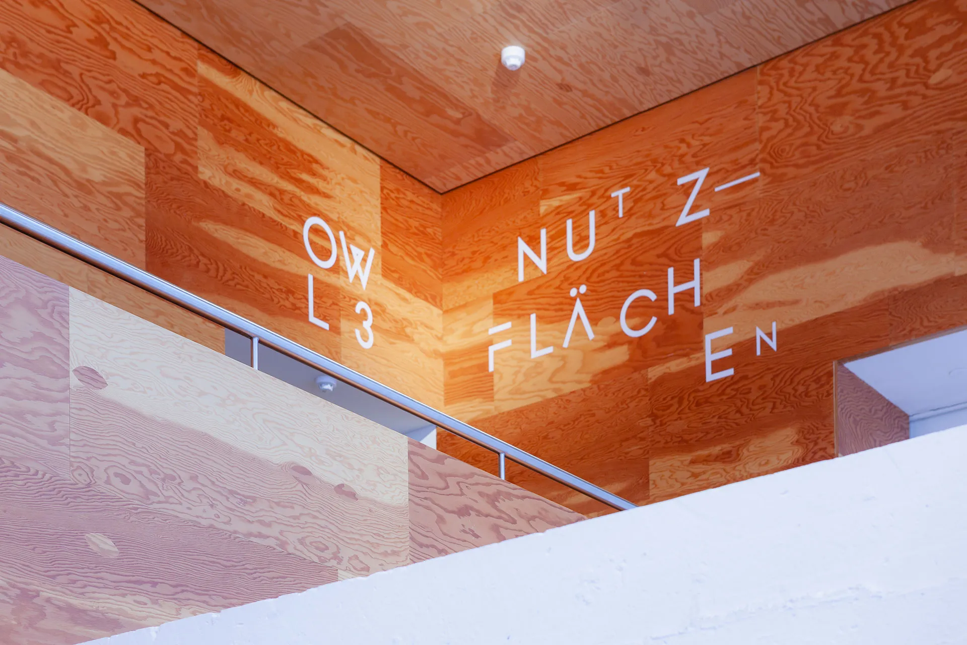 Foto eines Gebäudeflurs mit Kunstintallation an der Wand