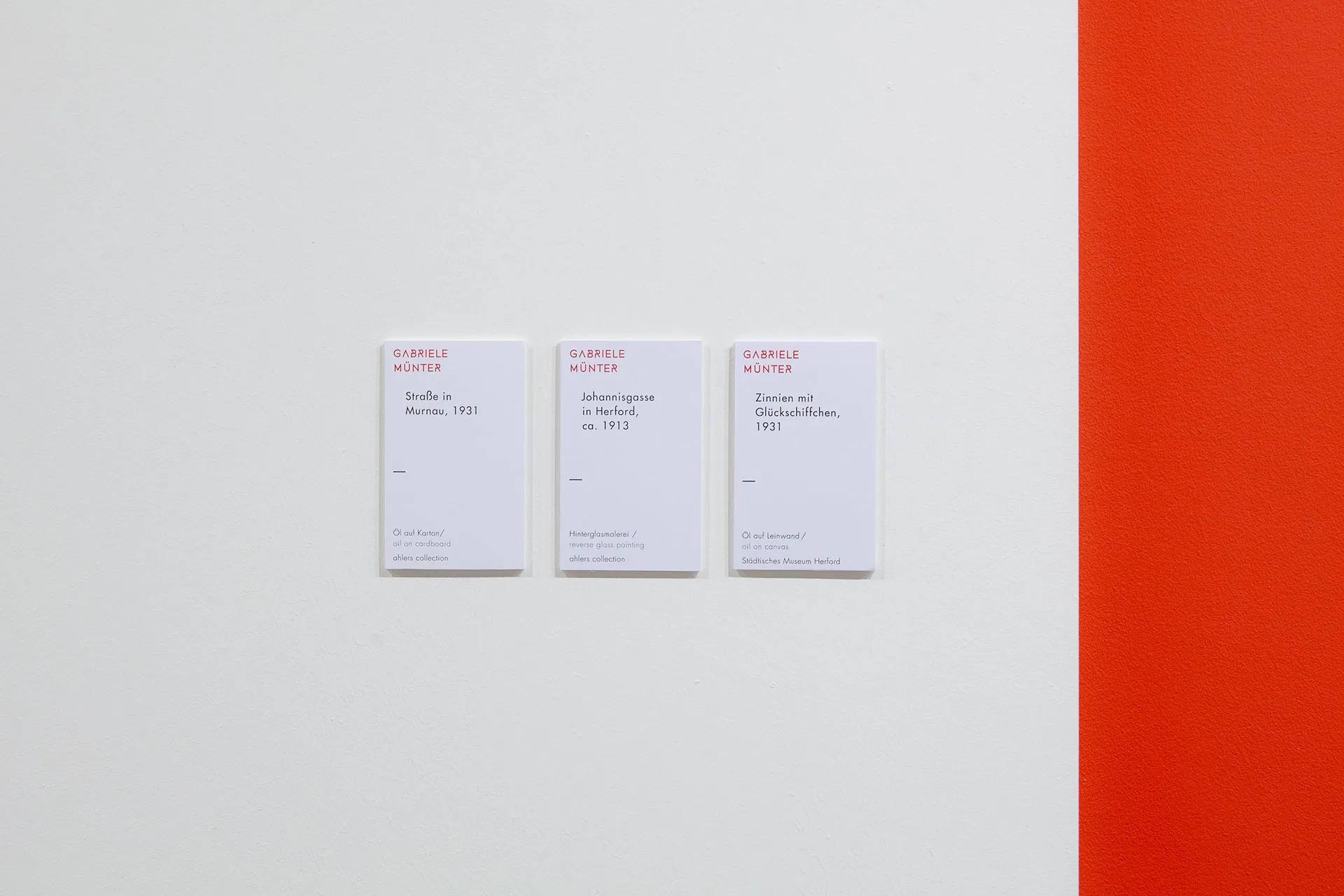 Mockup von 3 verschiedenen Schildern für Kunstwerke