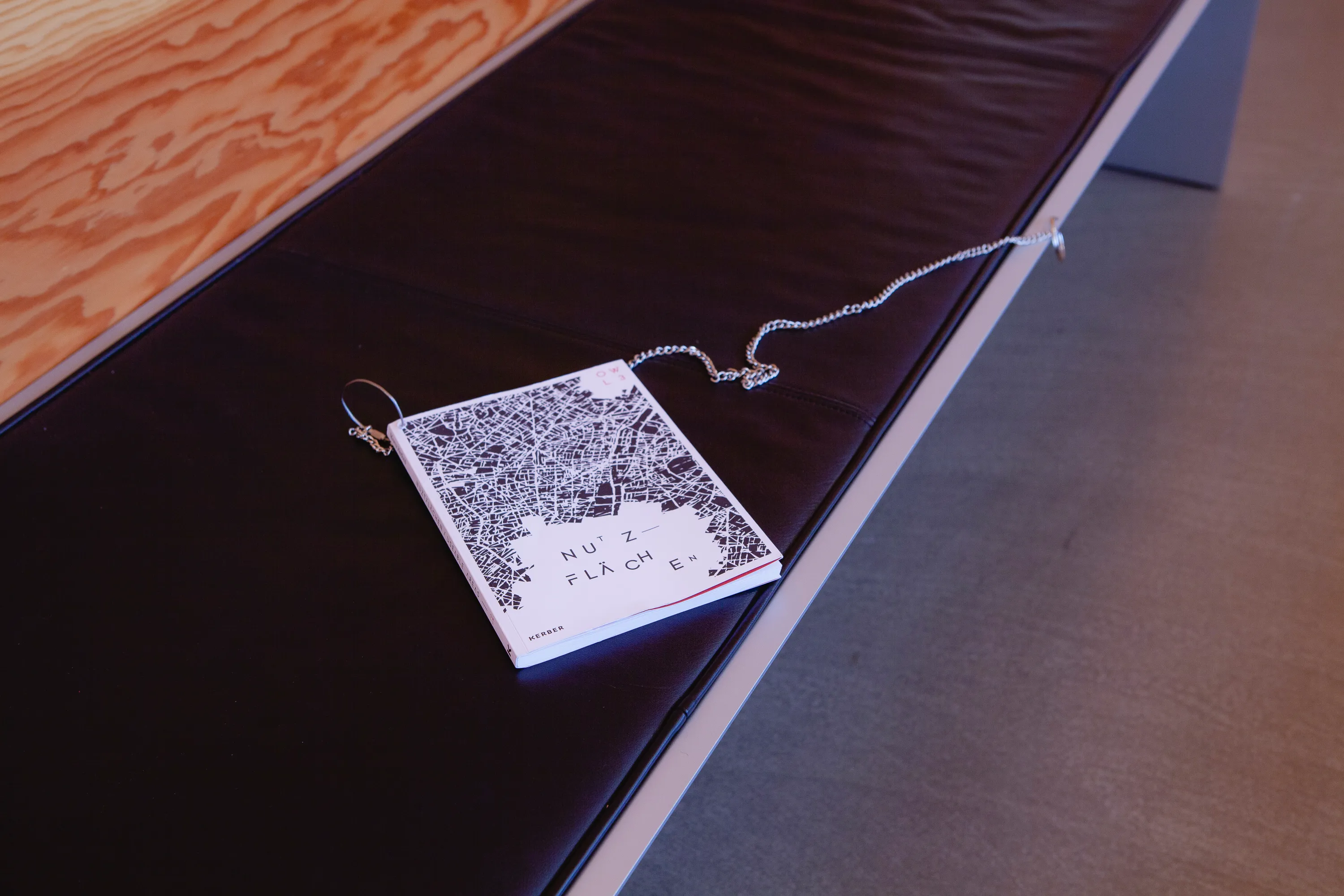 Foto eines Kunstmagazins, welches auf einer Bank liegt.