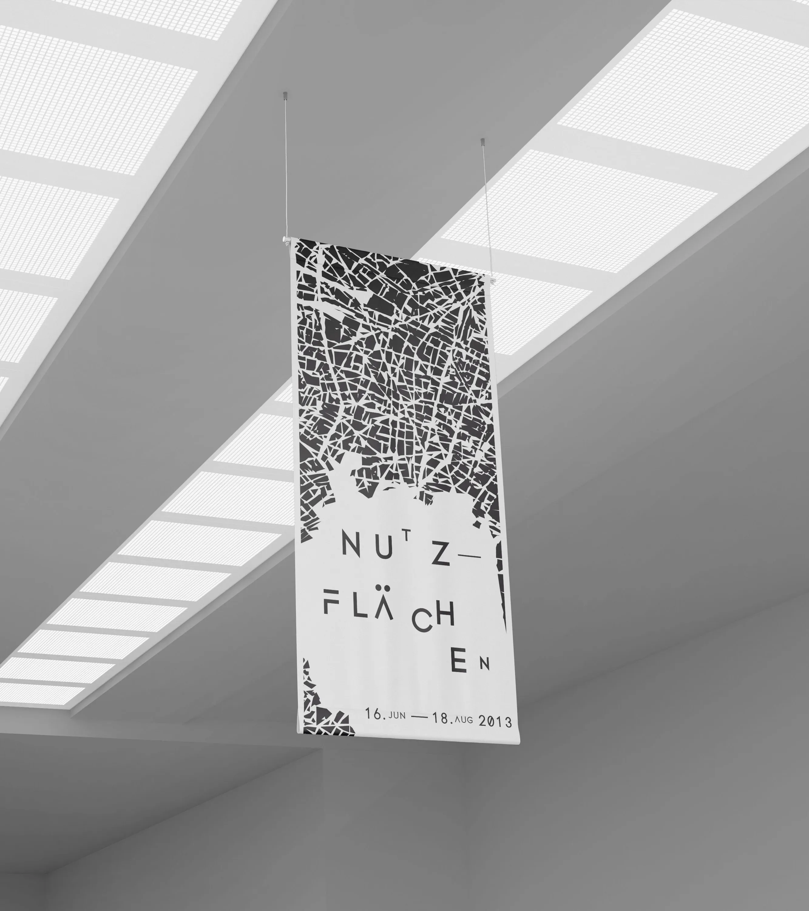 Foto eines von der Decke hängenden Banners.