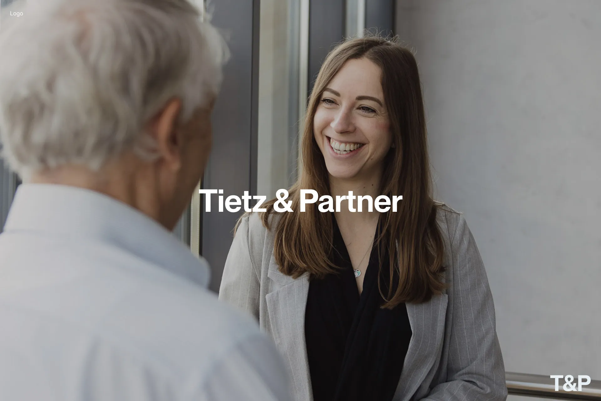 Gesprächssituation zweier Personen mit Firmenlogo Tietz & Partner.